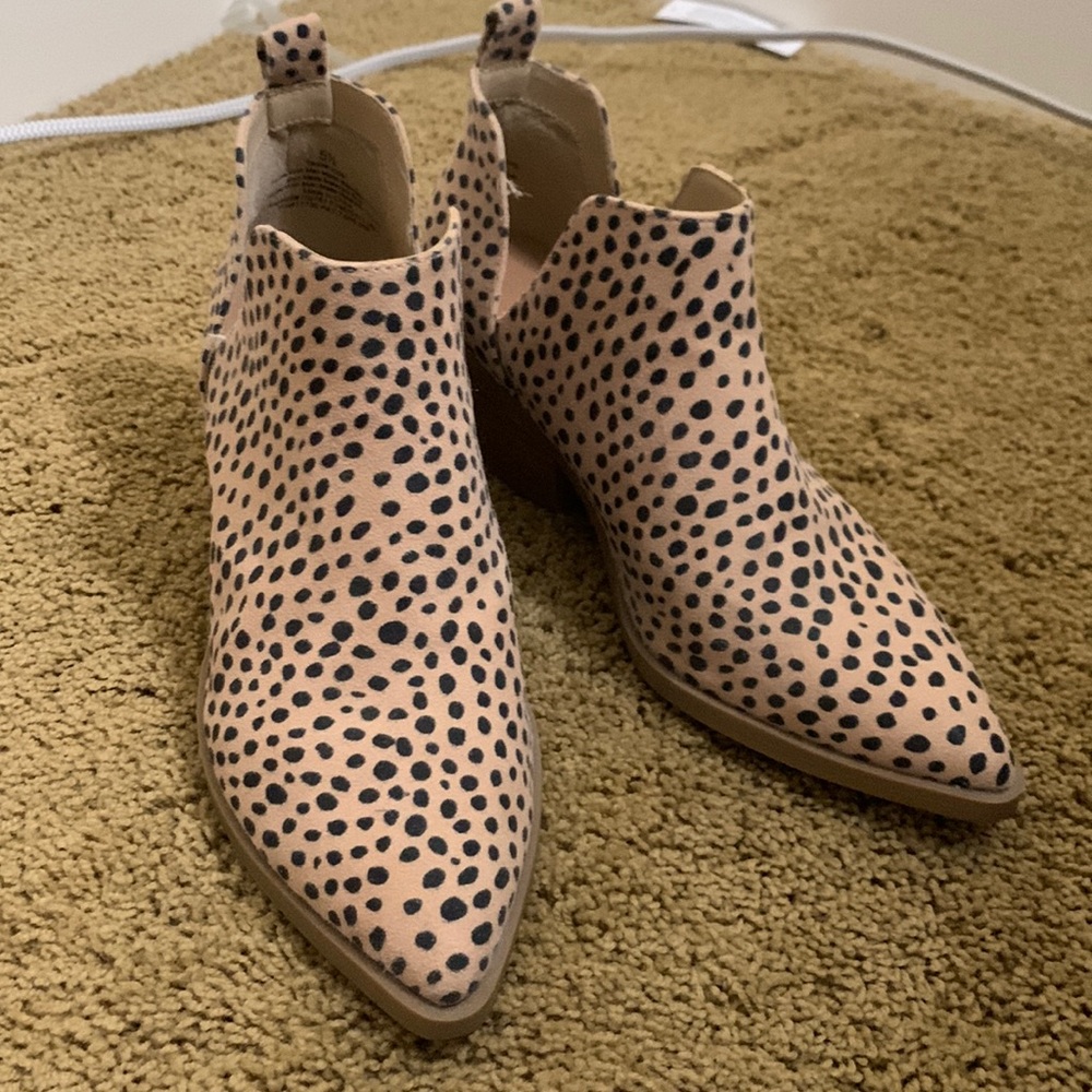 Leopard booties sz 5.5 (fits closer to a 6)